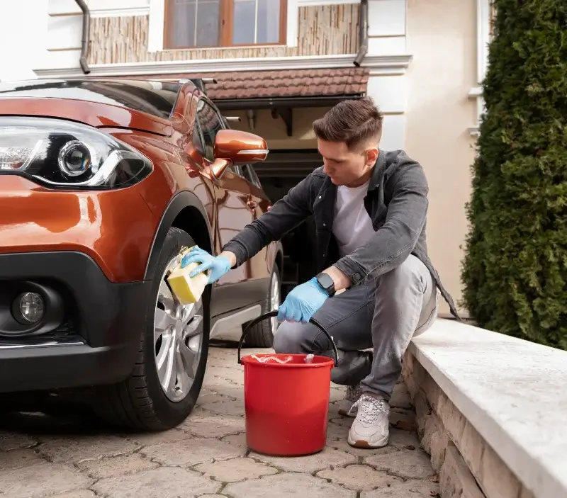Lavage auto à domicile Villes-sur-Auzon : professionnel intervenant sur un véhicule